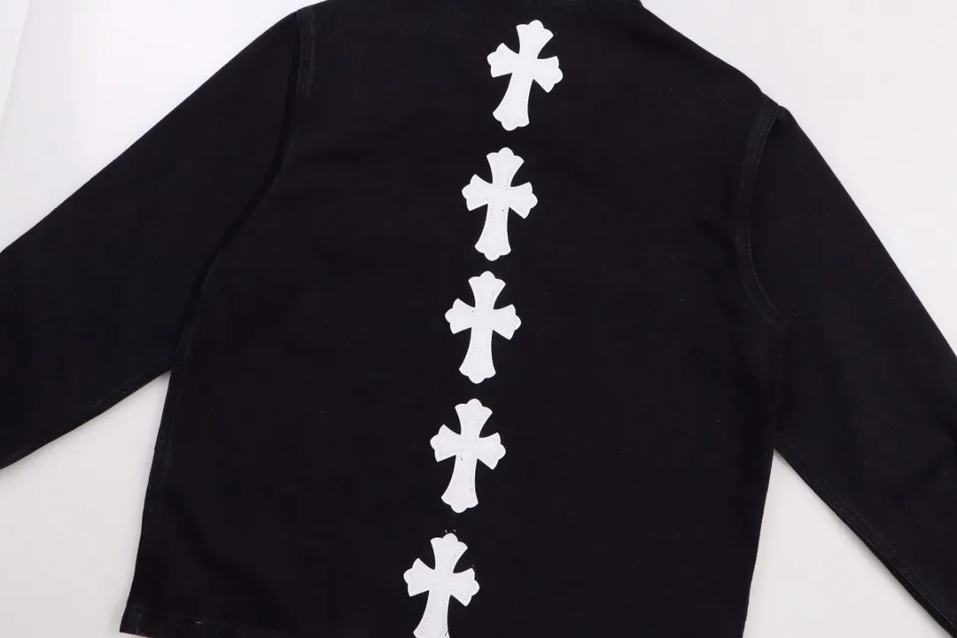 P270 model number: H343 Chrome Hearts leather cross patchwork embroidered shirt jacket! OS version can be worn by both men and women! The fabric is made of twill gauze cotton fabric! The texture is clear and smooth, not easy to wrinkle or fade! The embroidery process is complex and repetitive. There are more than 20 leather labels. It takes 6 repeated embroideries to complete the back body. ✅The requirements for the embroidery machine are very strict, and the distance is 45 cm! It won’t work if the spacing is too big, and it won’t work if it’s too small! We make clothes with care, and every detail must be restored one to one! The hardware is all carved and cast, and they are all genuine from the original factory! This piece of clothing consumes a lot of material, with more than 3 meters of material used for one piece of clothing! After the garment is made, it needs to be fixed at high temperature, washed at a water temperature of more than 70 degrees, and softened by adding softener to make the upper body softer and smoother! There is a flap on the sleeve that can be stored into short sleeves! Make it fit that understanding ⚠️ Color: Black Size: S-XL